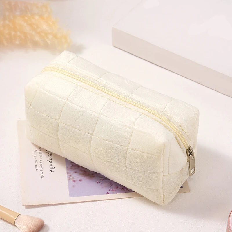 Classic Design Makeup Bag Spacious Portable Cosmetic Bag Large Capacity Makeup Bag High-Quality for Daily Use Business Trips