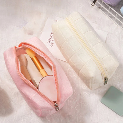 Classic Design Makeup Bag Spacious Portable Cosmetic Bag Large Capacity Makeup Bag High-Quality for Daily Use Business Trips